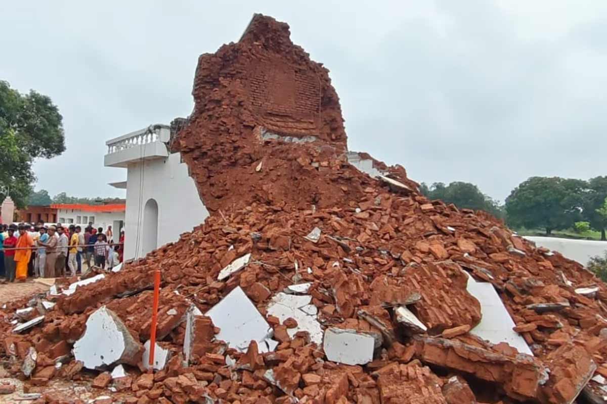 সৌন্দর্যায়ন হয়েছিল যোগীর নির্দেশে, বর্ষার নামতেই ধসে গেল ৩০০ বছরের প্রাচীন মন্দির