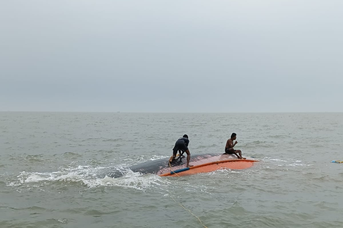Missing trawler recovered at Bakkhali, five fishermen were found dead.