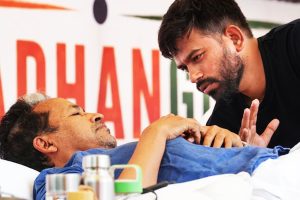 অনশনে সোনম, পাশে বসে পকোড়া-নুডলস ভক্ষণ ‘ককরোচ’ প্রধানের! বিতর্কের মাঝে কী বললেন?
