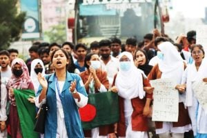শিক্ষামন্ত্রীর ইস্তফার দাবিতে উত্তাল বাংলাদেশ, হাসিনা জমানার স্মৃতি উসকে ফের পথে ছাত্ররা