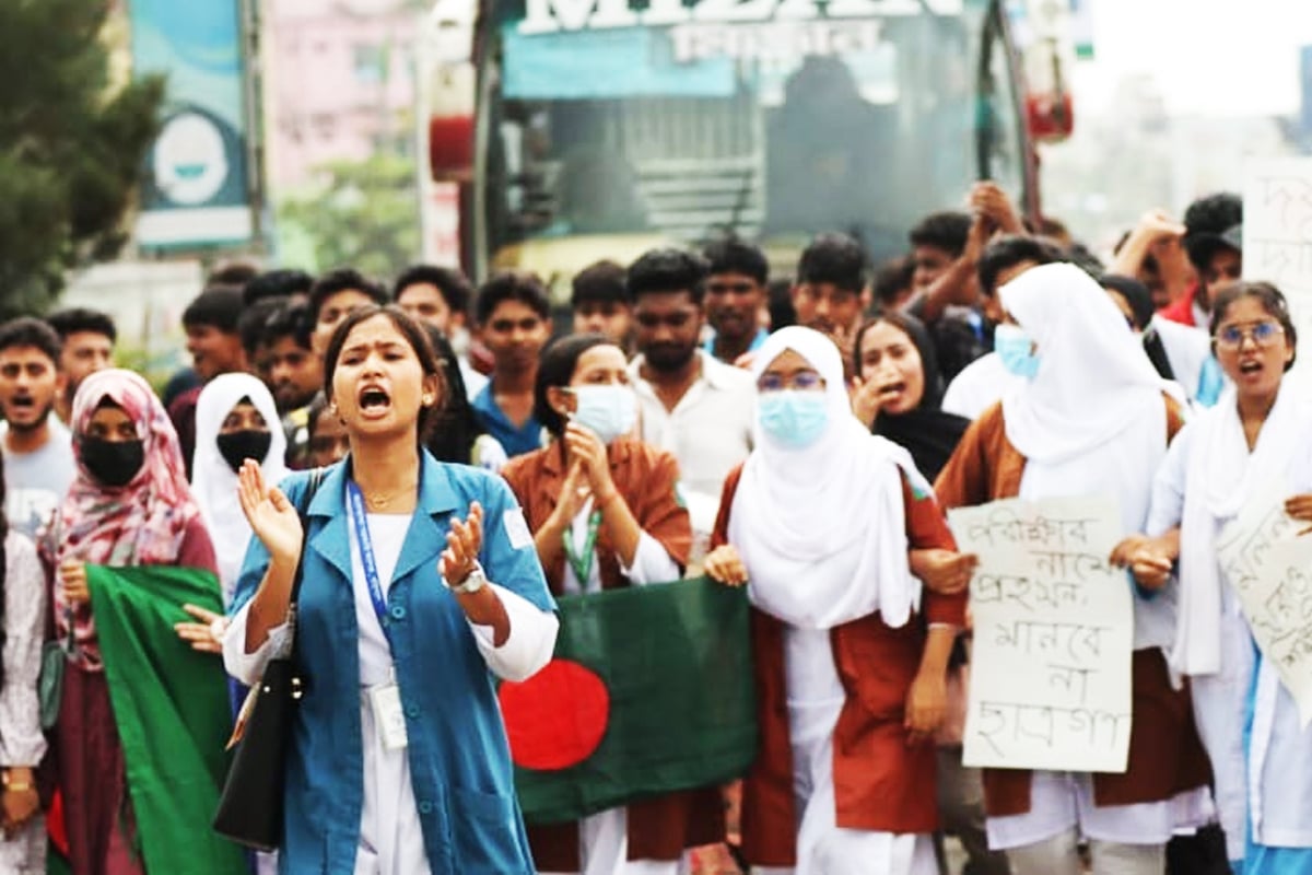 শিক্ষামন্ত্রীর ইস্তফার দাবিতে উত্তাল বাংলাদেশ, হাসিনা জমানার স্মৃতি উসকে ফের পথে ছাত্ররা
