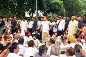 মোদির বাসভবনের সামনে সারারাত ধরনার সিদ্ধান্ত রাহুলদের! কেন্দ্রীয় মন্ত্রীর সাক্ষাতেও অনড়