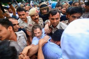 ‘আরশোলা’দের সমর্থনে প্রধানমন্ত্রীর বাসভবনের সামনে ধরনা, আটক রাহুল-অখিলেশ-প্রিয়াঙ্কা