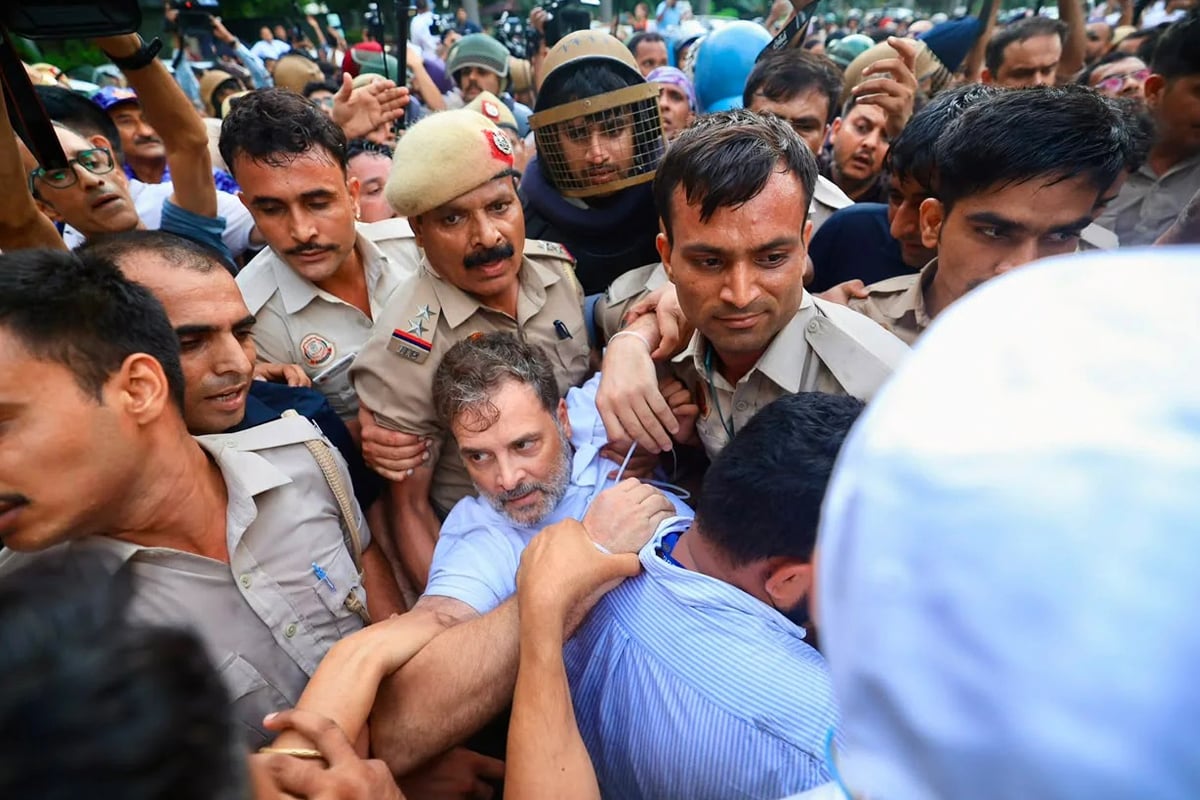 Rahul Gandhi, Akhilesh Yadav detained outside PM's residence