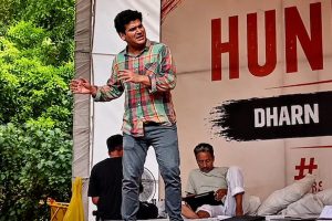 বিক্ষোভকারীরা লাঠি খাচ্ছেন, ‘আরশোলা’ মুখপাত্র খাচ্ছেন বার্গার! ভাইরাল ভিডিওয় মুখ পুড়ল ‘ককরোচে’র