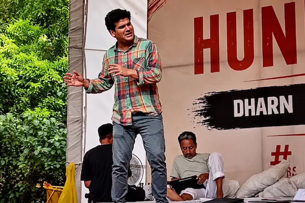 বিক্ষোভকারীরা লাঠি খাচ্ছেন, ‘আরশোলা’ মুখপাত্র খাচ্ছেন বার্গার! ভাইরাল ভিডিওয় মুখ পুড়ল ‘ককরোচে’র
