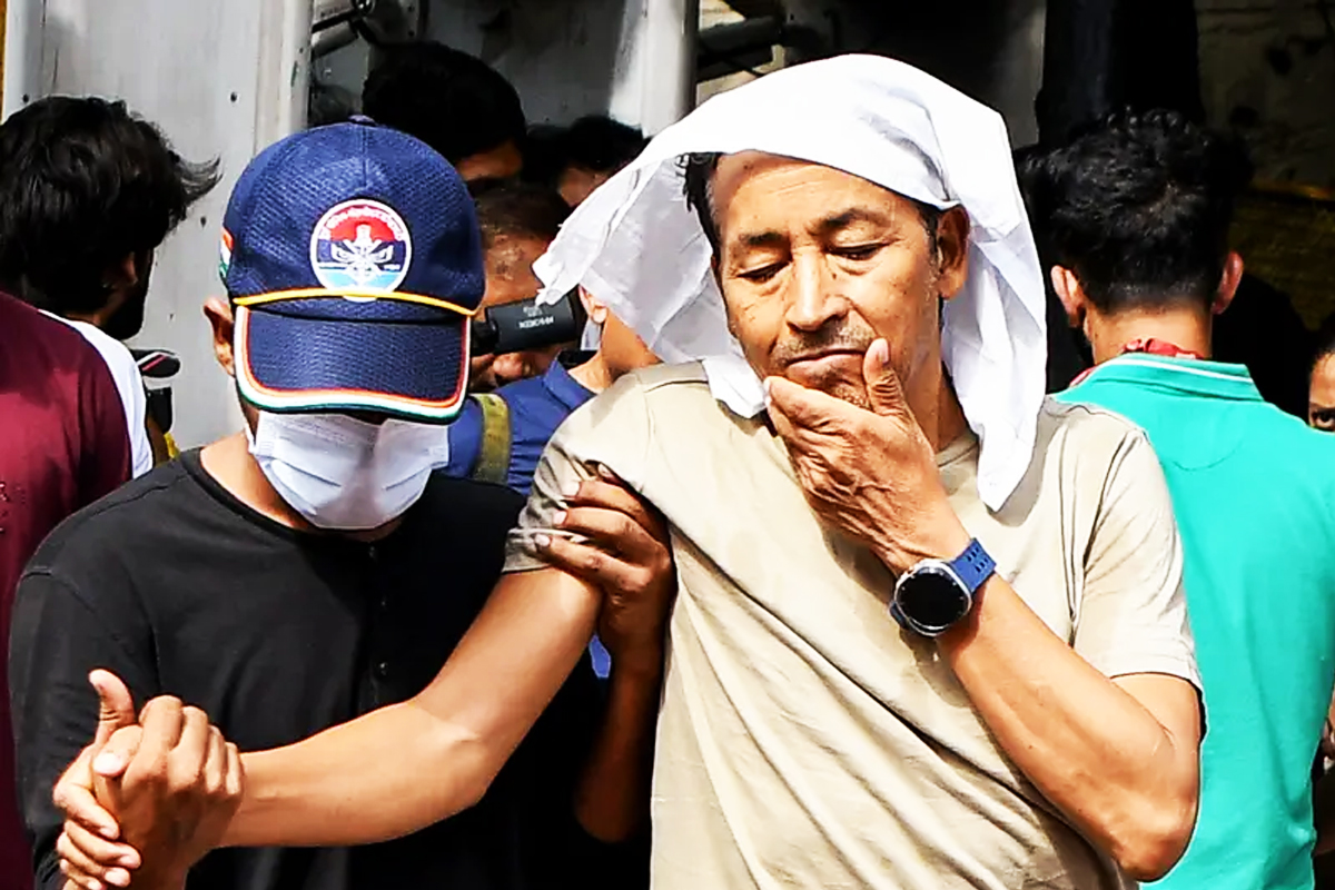 ‘আরশোলা’দের উপর লাঠিচার্জের পর অনশন ভাঙতে নয়া শর্ত সোনমের, চিঠি কেন্দ্রকে