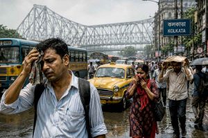 নিম্নচাপ দুর্বল হতেই ফের হাজির ভ্যাপসা গরম! উত্তরে বৃষ্টি, কেমন থাকবে কলকাতার আবহাওয়া?