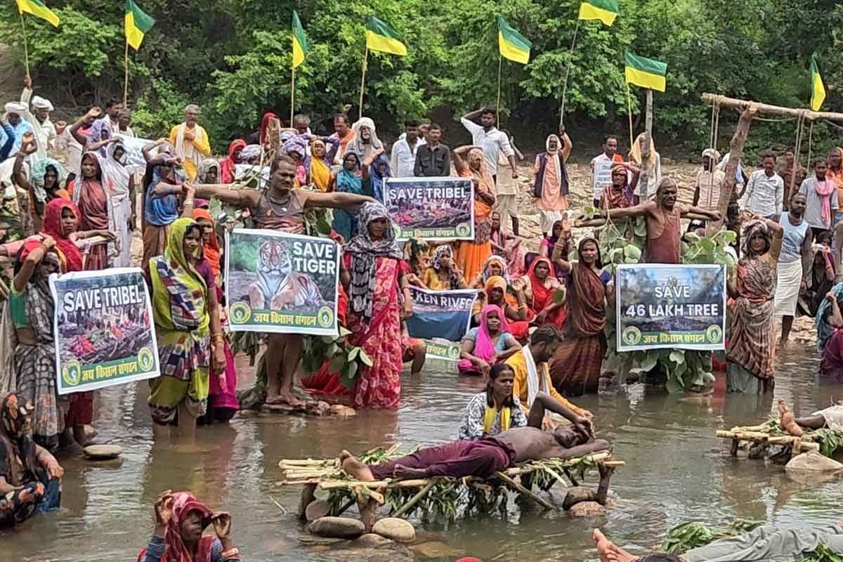 উন্নয়নের আঘাতে রক্তাক্ত মধ্যপ্রদেশের আদিবাসীরা! জমি-জঙ্গল হারিয়ে ১২দিন ধরে অনশনে গোটা গ্রাম