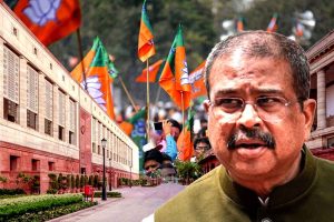 ব্যাপক বিক্ষোভের মধ্যেই প্রশ্নফাঁস বিরোধী বিল পেশ, সংসদে ধর্মেন্দ্রকে বিশেষ অভ্যর্থনা বিজেপির