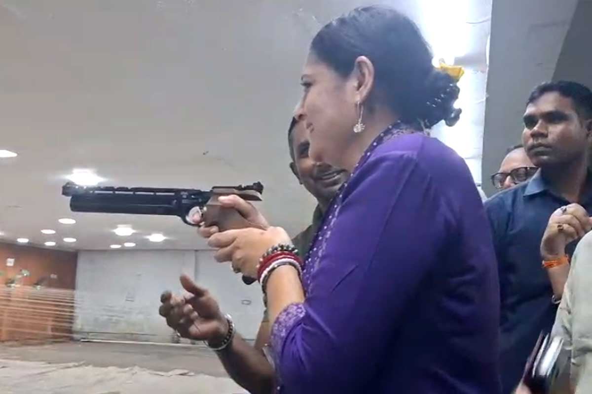 ঝুকেগা নেহি! এবার বন্দুক চালানো শিখছেন রাজ্যের মন্ত্রী অগ্নিমিত্রা, ব্যাপারটা কী?