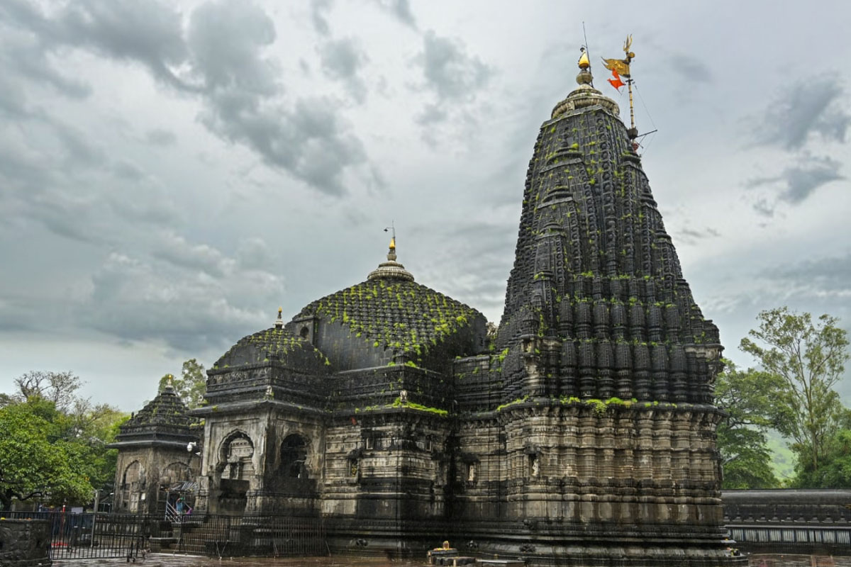 ancient Shivling discovered in 65 foot deep Amritkund at Trimbakeshwar