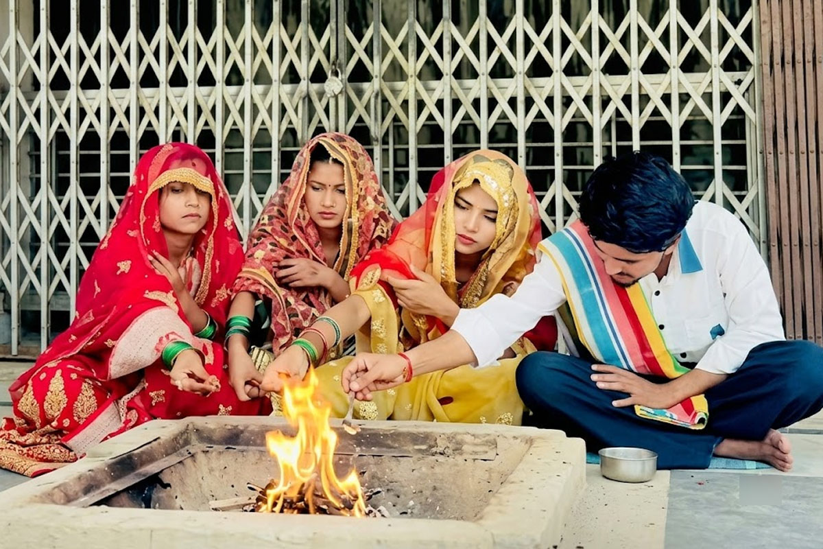 বোনদের ছেড়ে থাকতে পারব না! একই ছেলের গলায় মালা দিল উত্তরপ্রদেশের তিন সহোদরা