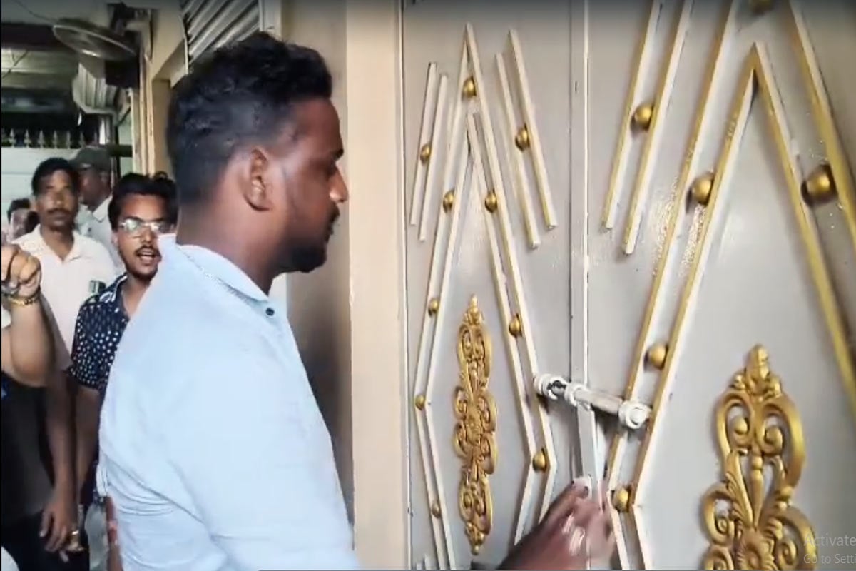 সরকারকে কালিমালিপ্ত করার ছক! অনুব্রতর কার্যালয়ে তালা বিজেপির, হুঁশিয়ারি কাউন্সিলরদেরও