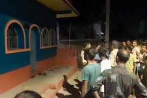 পড়শির সঙ্গে পরকীয়া জেলা পরিষদের সভাধিপতির ছেলের! বাড়ি ভাঙচুর উত্তেজিত জনতার