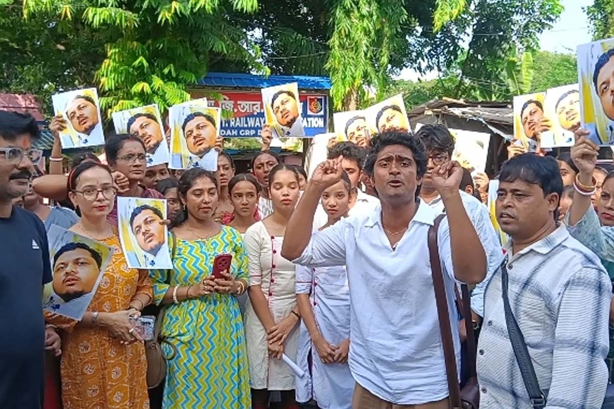 একজনকে বিয়ে করব, অন্যকে নাচাব! ট্রেনের ভেন্ডারে ওঠা ২ তরুণীকে কুমন্তব্য টিকিট পরীক্ষকের