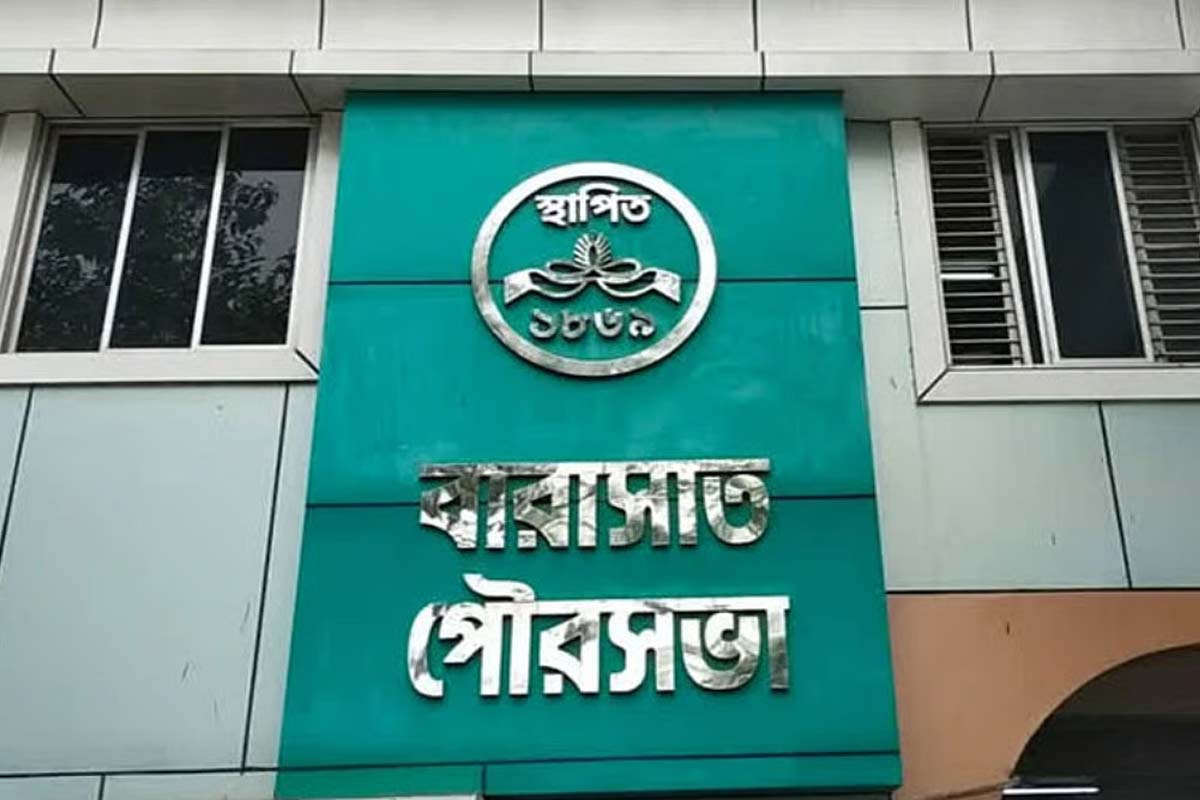 পদত্যাগ না করা ‘অপরাধ’, দুই মহিলা কাউন্সিলরের বাড়িতে পাথর-ডিম হামলা! উত্তেজনা বারাসতে