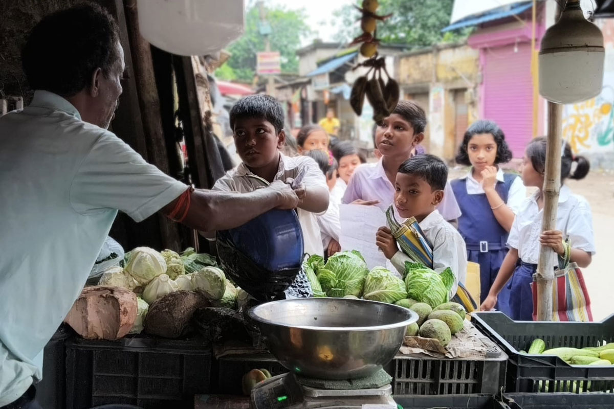 Primary school students from Bardhaman visited market and attended a hands-on mathematics class