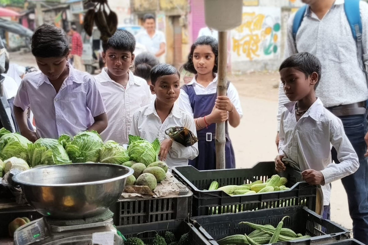 Primary school students from Bardhaman visited market and attended a hands-on mathematics class