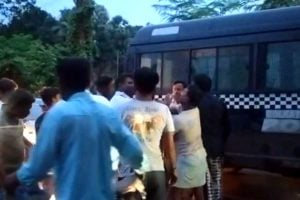 নির্মাণ সামগ্রী রাস্তায় ফেলতে বাধা, ফের ভাঙড়ে আক্রান্ত পুলিশ!