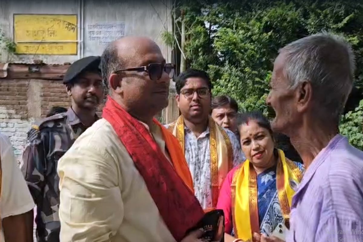 পা ছুঁয়ে প্রণাম করে সুস্থতা কামনা, বিজেপি বিধায়কের ব্যবহারে আপ্লুত মমতার মামা
