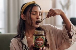 বৃষ্টিতে ভিজলেই হাঁচি-কাশি-জ্বর? কেনার বদলে বাড়িতেই বানান ‘ইমিউনিটি বুস্টার’ চবনপ্রাশ