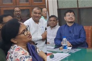 ‘কালের যাত্রায় পা মিলিয়ে’ মমতার সঙ্গ ছেড়ে বিধানসভায় চন্দ্রিমা, বৈঠক ঋতব্রত-সন্দীপনদের সঙ্গে