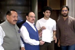 কেন্দ্রের সঙ্গে বৈঠকে কাটল না জট, ধর্মেন্দ্র ইস্তফা না দিলে আরও বড় আন্দোলনের হুঁশিয়ারি ‘ককরোচ’দের