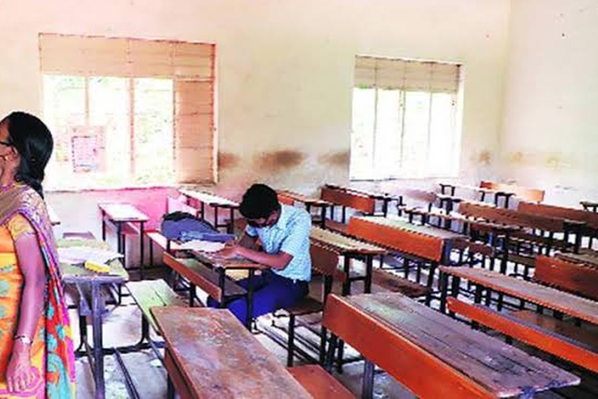 ক্লাসরুমের মধ্যেই ঠোঁটঠাসা চুমু, জড়িয়ে ধরে উদ্দাম প্রেম শিক্ষক-শিক্ষিকার! ভিডিও ভাইরাল