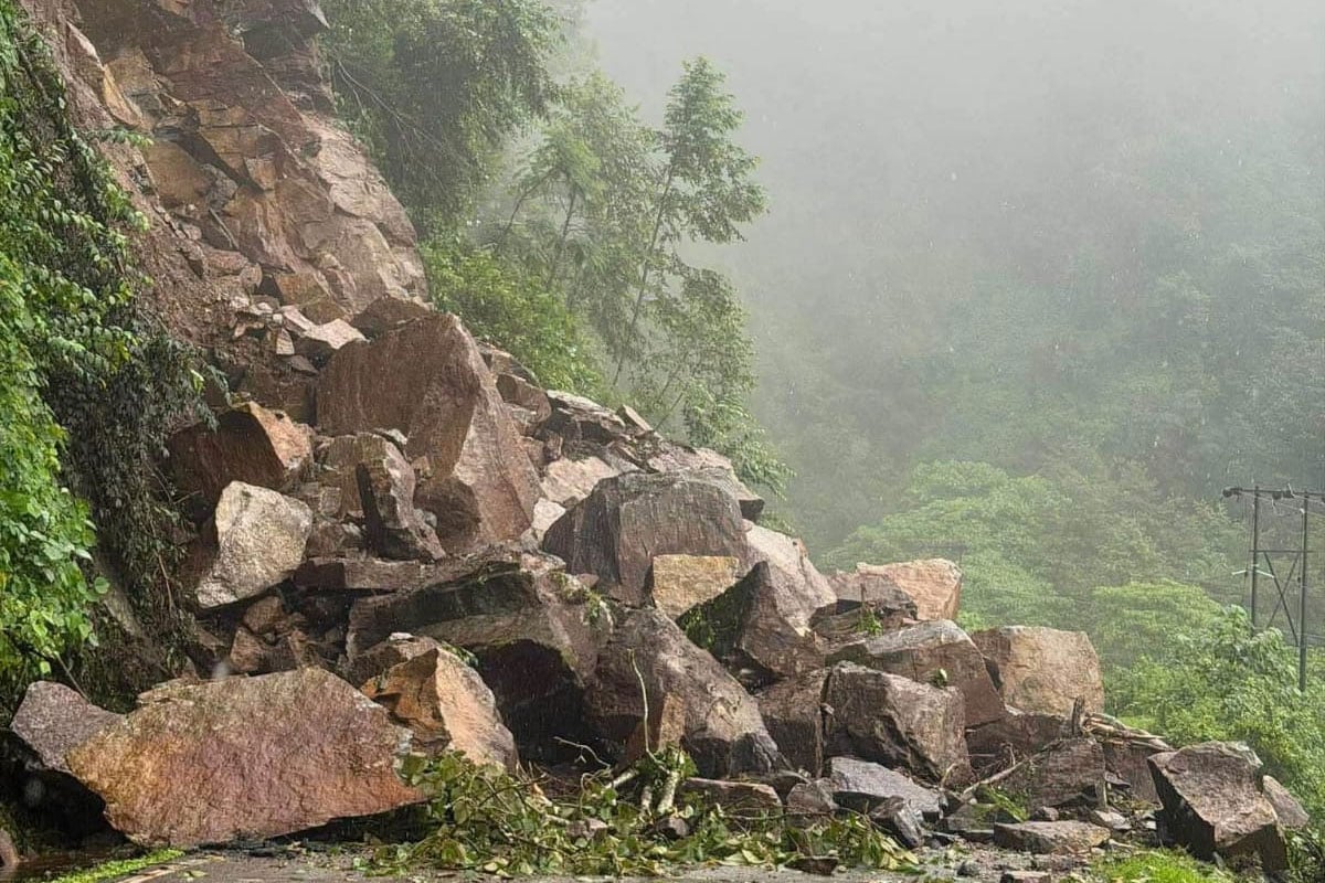 প্রবল বর্ষণ, হড়পা বানে বিপর্যস্ত পাহাড়, ধসে অবরুদ্ধ একাধিক সড়ক