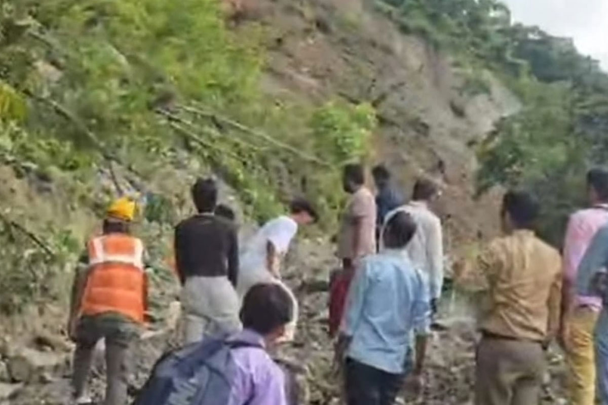 ভারী বৃষ্টি, ভূমিধসে অবরুদ্ধ ১০ নম্বর জাতীয় সড়ক, ব্যাহত যান চলাচল