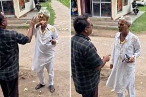 ডিম ছোড়ায় বাধা দিতেই বিজেপি নেতার হুঙ্কার, ‘সরকারি নির্দেশ, ইনচার্জে আছি’, তারপর যা হল…