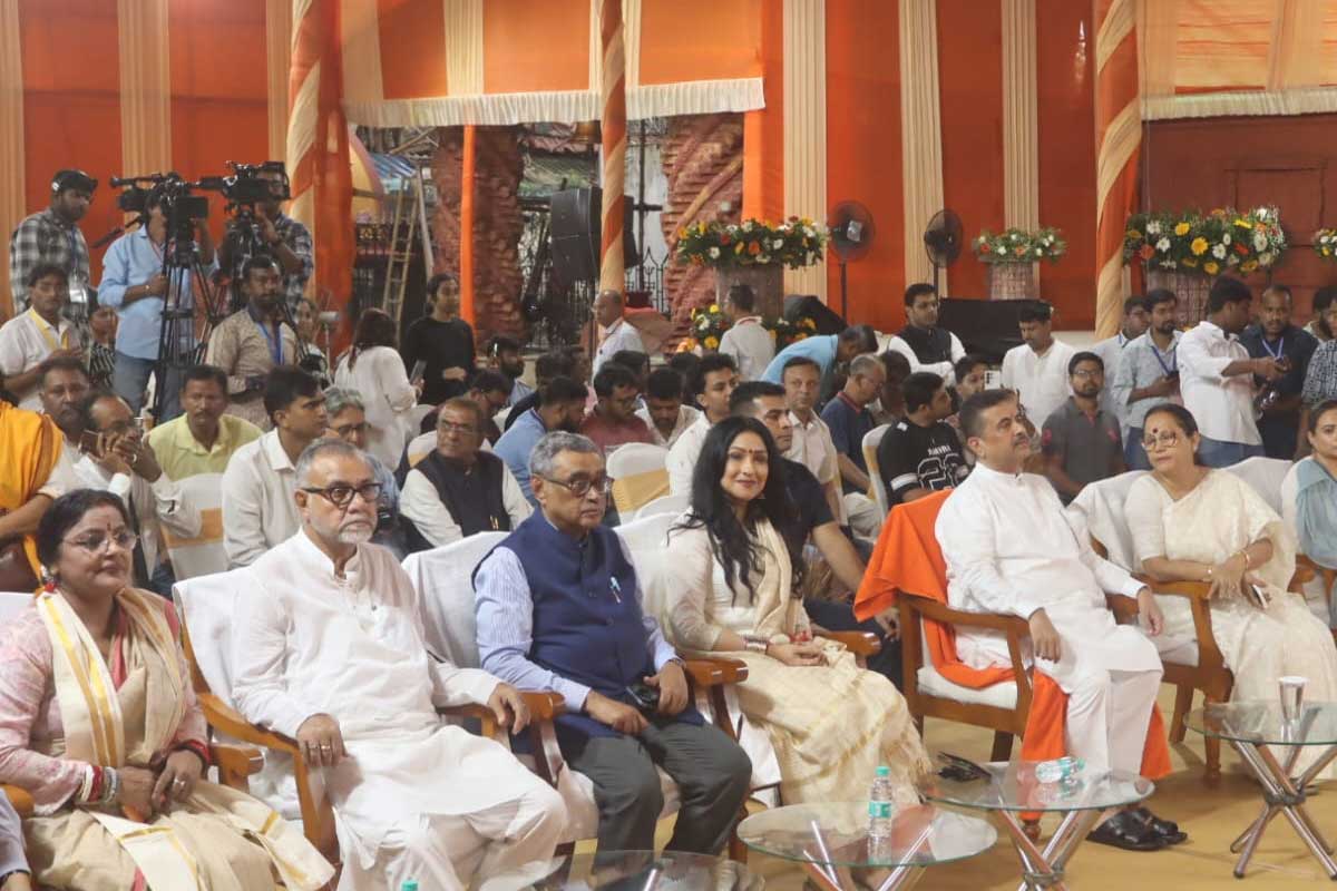 উত্তম কুমারের নামে ফিল্ম সেন্টার, প্রয়াণ দিবসে আবক্ষ মূর্তি উন্মোচনের পর ঘোষণা শুভেন্দুর