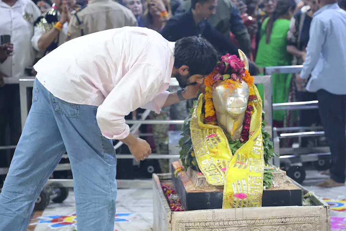 Kartik Aaryan offers prayers to Lord Mahadev at Mahakaleshwar Temple