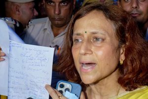 ‘কপট রাজনীতি’, প্রধানমন্ত্রীর বাসভবনে রাহুলদের ধরনাকে তুলোধোনা সোনমের স্ত্রীর