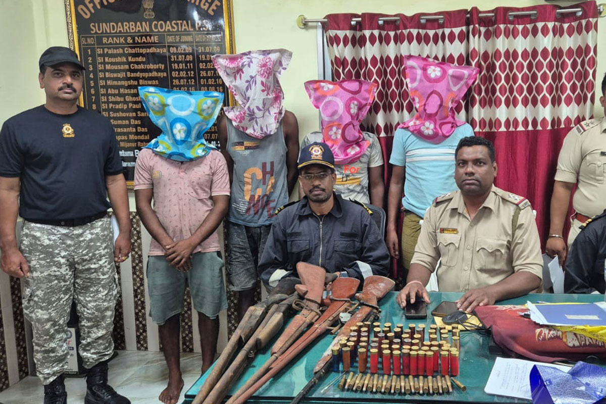 সুন্দরবনে মাছ ধরার নৌকায় অস্ত্র পাচার! বিপুল পরিমাণ অস্ত্রসস্ত্র-সহ গ্রেপ্তার ৪