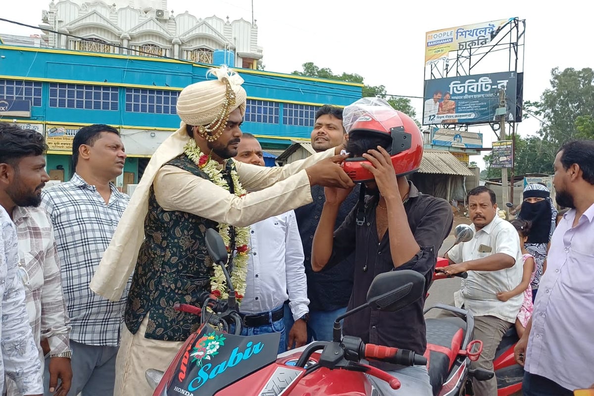 বিয়ের আসর ছেড়ে রাস্তায় হেলমেট বিলোচ্ছেন পাত্র! লজ্জায় ভুল স্বীকার আরোহীদের, ব্যাপারটা কী?