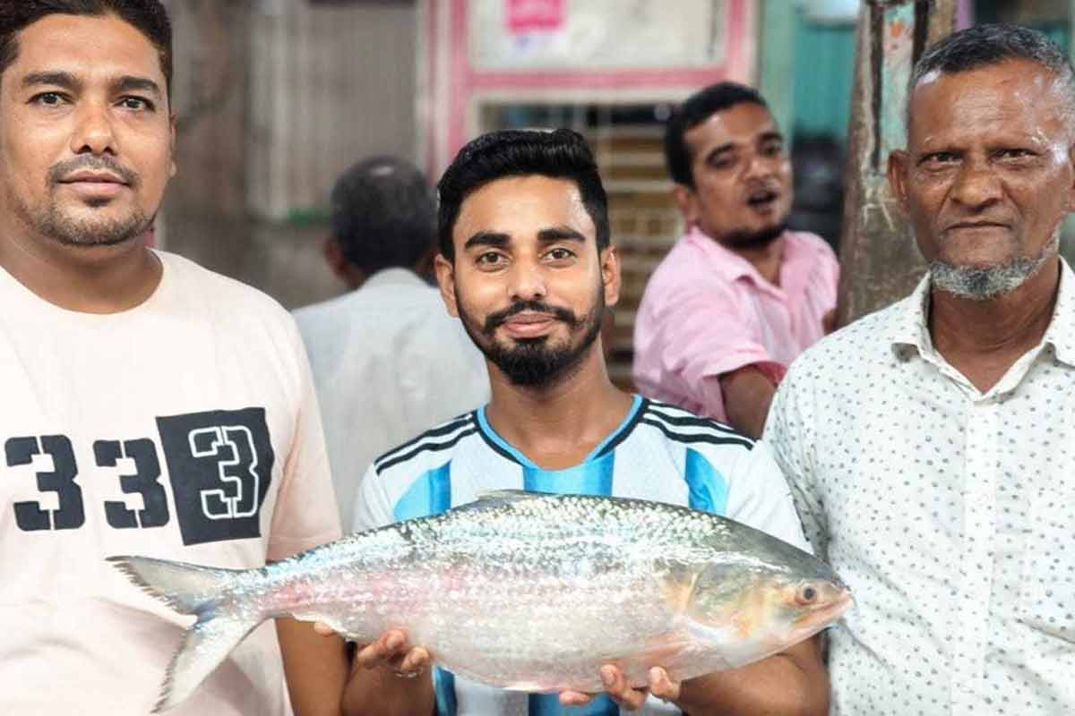 একটা ইলিশের দাম ২২ হাজার ৭৯৮ টাকা! মেঘনায় ধরা পড়া মাছ দেখতে ভিড় বাংলাদেশের চাঁদপুরে