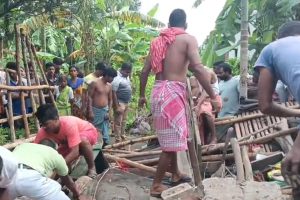 তৃণমূল আমলে আবাসে পুরো টাকা না মেলায় হয়নি পাকাঘর! মাটির বাড়ি ধসে মৃত্যু বাবা-মেয়ের