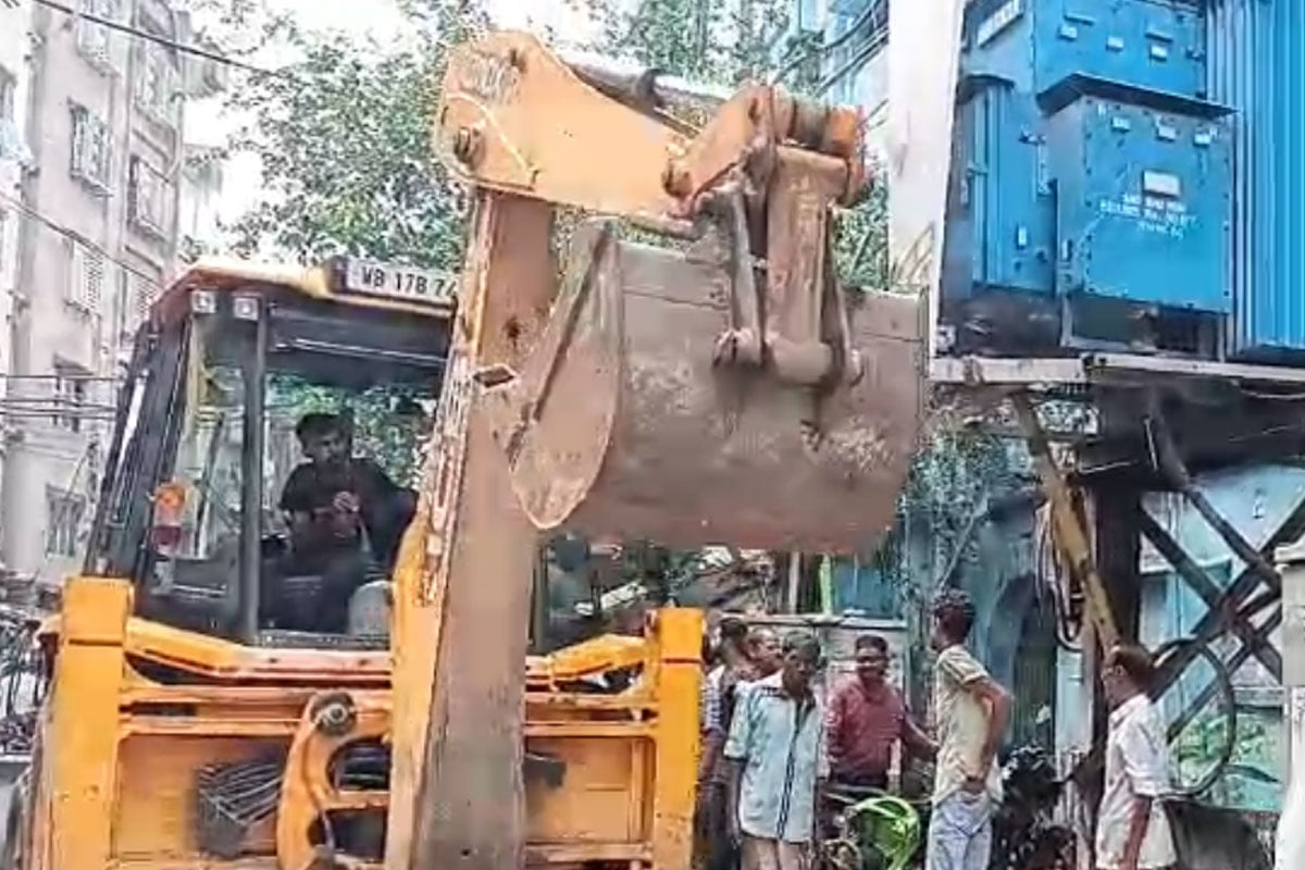 ফের চলল বুলডোজার, শহরের বেআইনি গুমটি-দোকান গুঁড়িয়ে দেওয়া হল হাওড়ায়!
