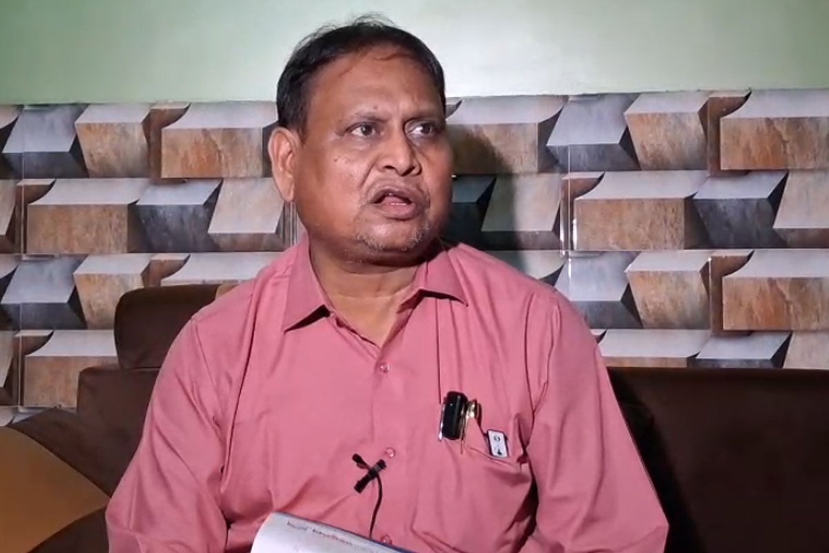পুকুর জবরদখল হুমায়ুনের! গ্রামবাসীদের মধ্যে মাছ বিলিয়ে দিল পুলিশ