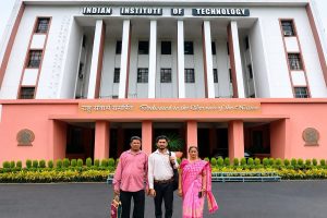 বাসন ফেরি করেন বাবা, আর্থিক অনটনকে জয় করে আইআইটিতে গবেষণার সুযোগ বাংলার যুবকের
