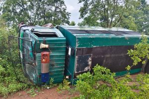 ঝাড়গ্রামে হাতির পাল, বন দপ্তরের কর্মীদের উপর হামলা! উলটে ফেলা হল গাড়ি