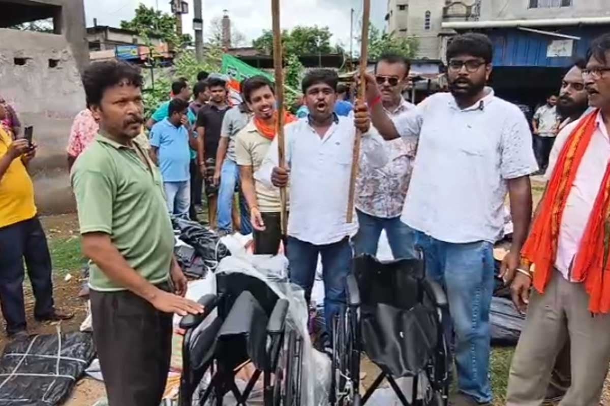 প্রাক্তন মন্ত্রী জ্যোৎস্না মাণ্ডির কার্যালয়ে তরোয়াল! উদ্ধার লাঠির বান্ডিল, কাঁড়ি কাঁড়ি ত্রিপল