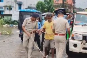 ‘ধর্ষণে’ অভিযুক্তকে কোমরে দড়ি বেঁধে ঘোরাল পুলিশ! চাঞ্চল্য কালচিনিতে