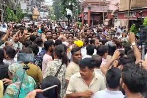 কালীঘাট তৃণমূলের মিছিল ঘিরে ধুন্ধুমার হাজরায়, উঠল ‘চোর’ স্লোগান, বাজাল ‘মাছ চোর’ গানও