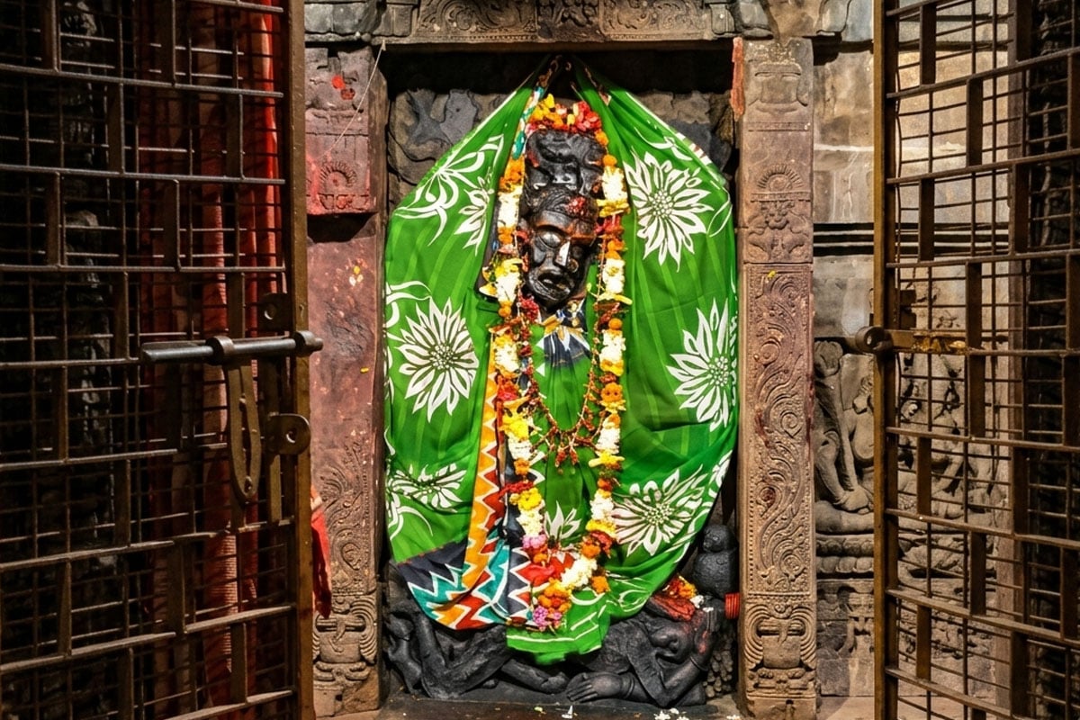 মৃতদেহের উপর আসীন দেবী, ছিল তান্ত্রিকদের সাধনাস্থল! রহস্যে মোড়া কপালিনী দেবীর মন্দির