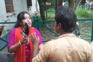 আদালত চত্বরেই ইভটিজিং, অভিযুক্তকে জুতোপেটা তরুণীর! গ্রেপ্তার যুবক