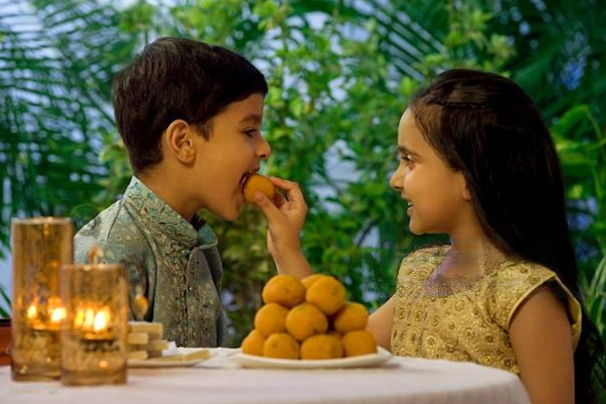 বাজারে পাকা আম থাকতেই বানিয়ে নিন এই সহজ লাড্ডু, মাত্র ৩ উপকরণেই জিভে জল