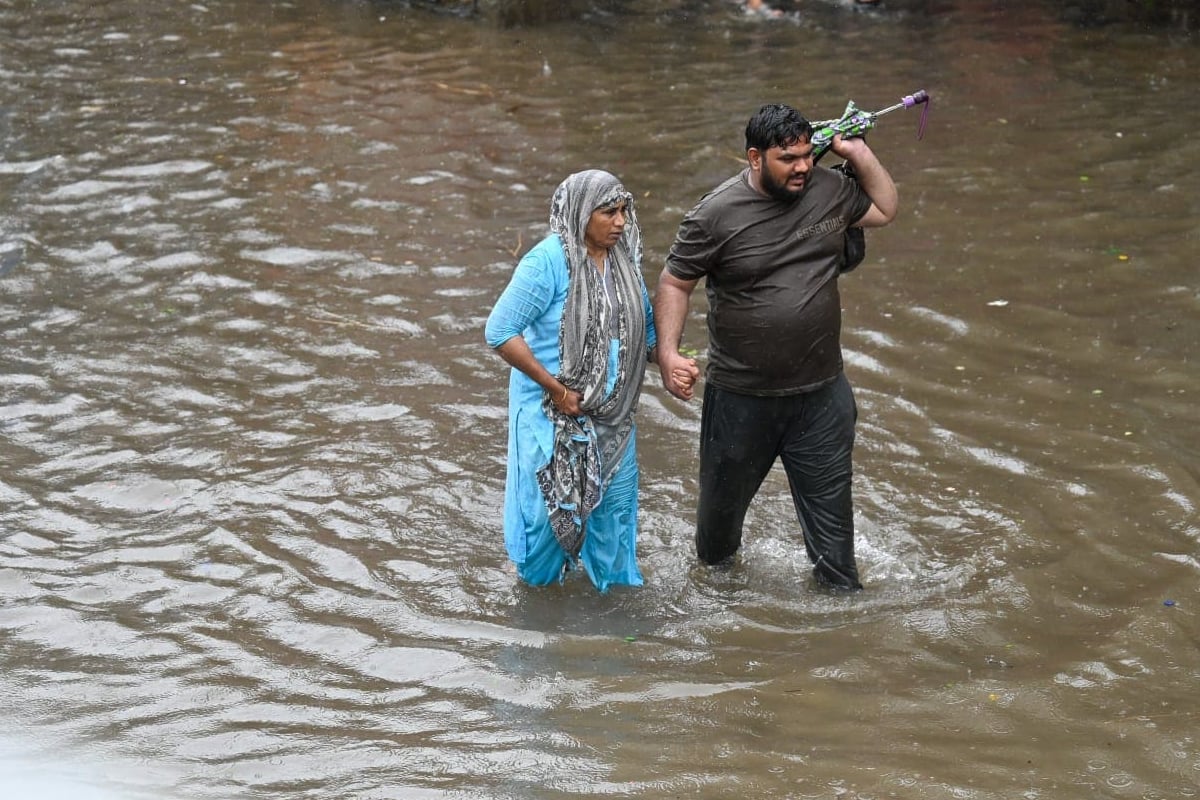 walking through floodwater leptospirosis symptoms causes prevention